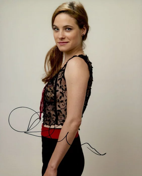 Caroline Dhavernas autograph