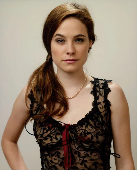 Caroline Dhavernas autograph