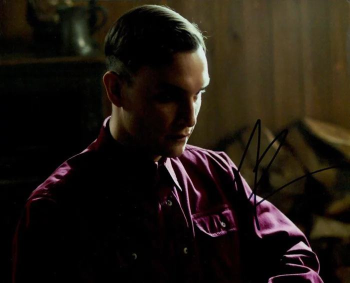 Ari Millen autograph