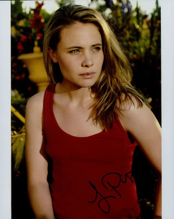 Leah Pipes autograph