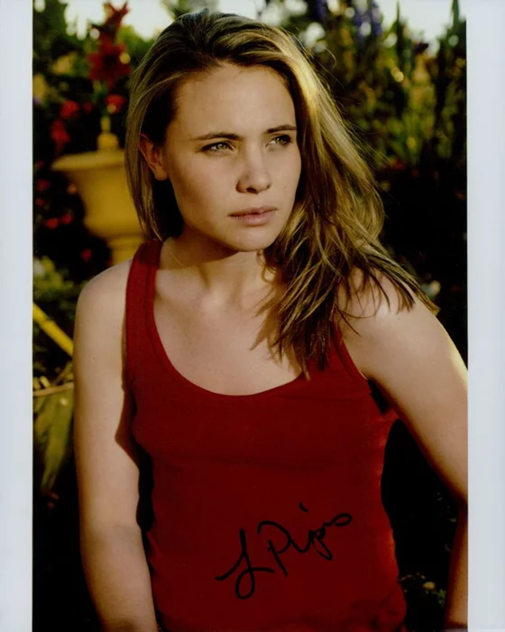 Leah Pipes autograph
