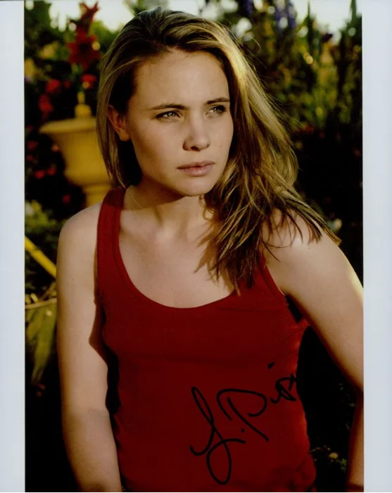 Leah Pipes autograph