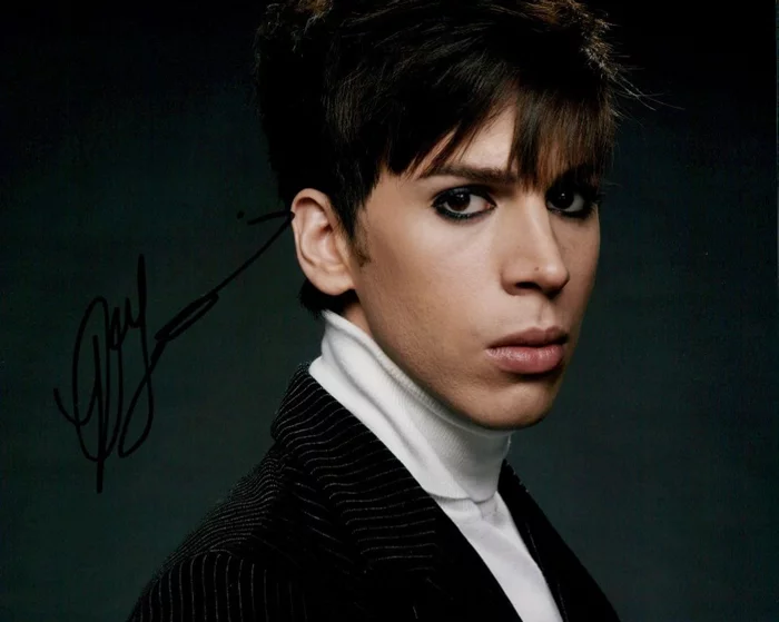 Jordan Gavaris autograph