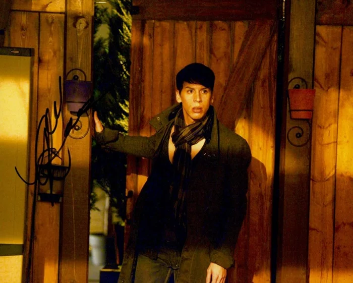 Jordan Gavaris autograph