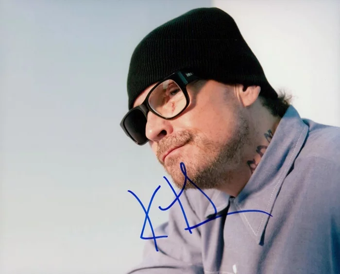 Kurt  Sutter autograph