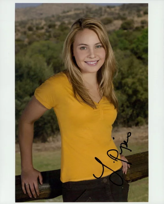 Leah Pipes autograph