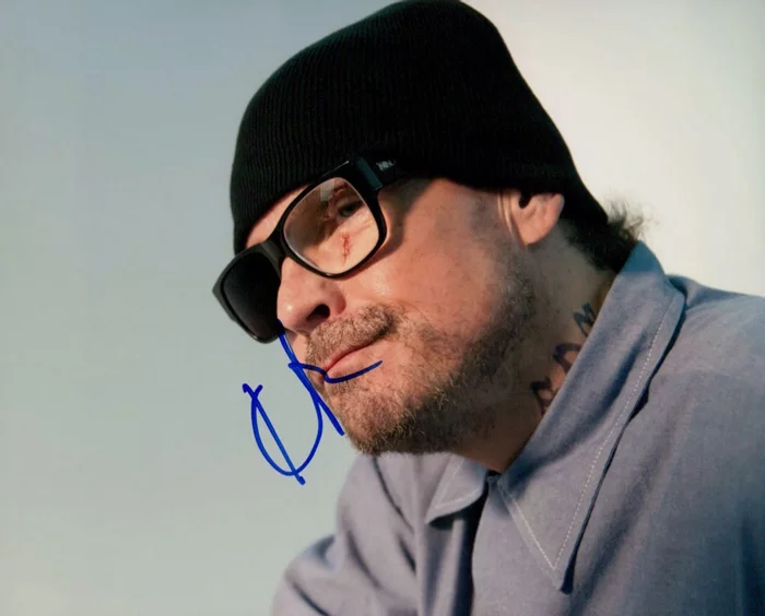  Kurt  Sutter autograph