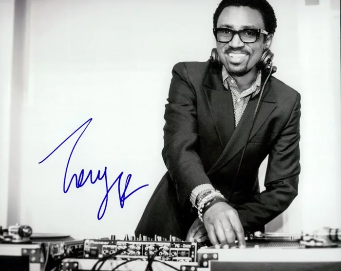 Anthony Okungbowa autograph