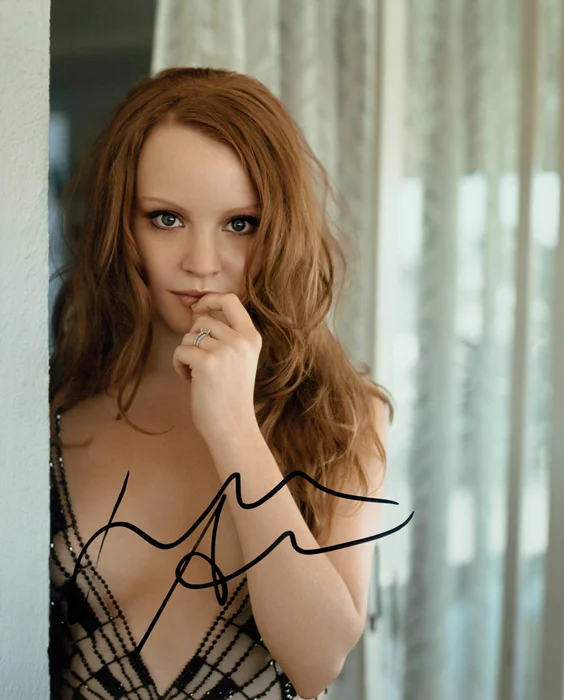 Lauren Ambrose autograph