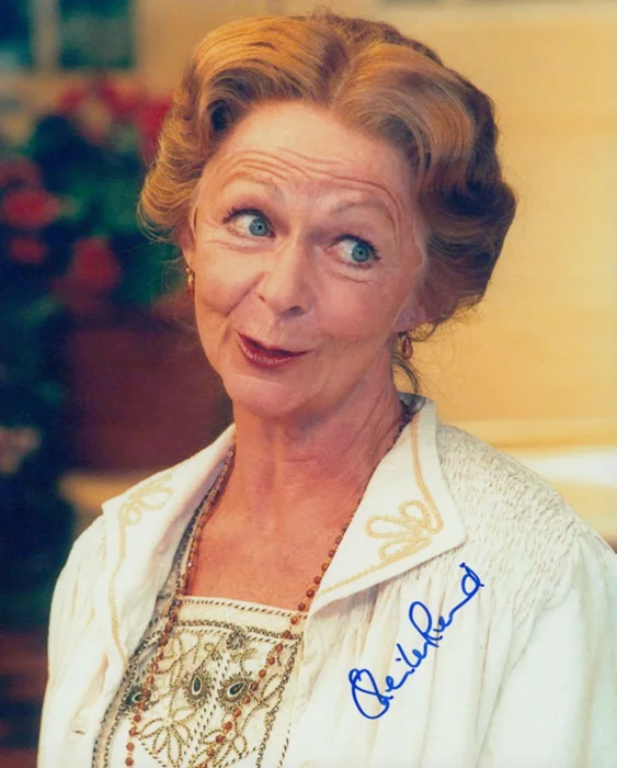 Sheila Reid autograph