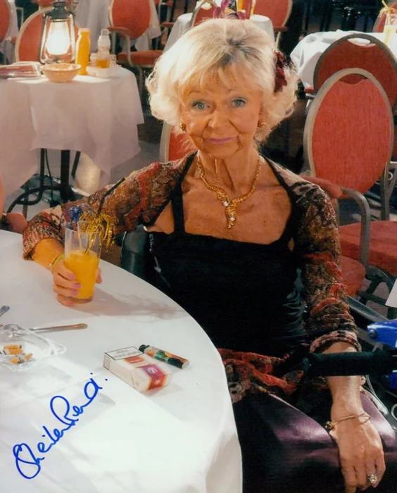 Sheila Reid autograph