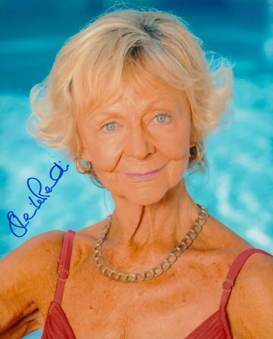 Sheila Reid autograph