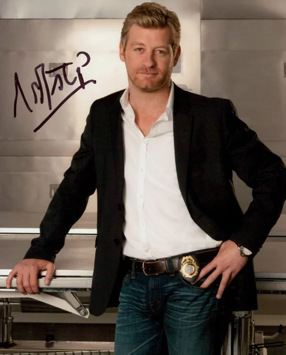Nicholas  Bishop autograph