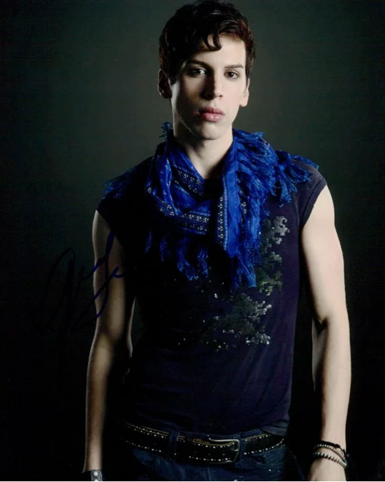 Jordan Gavaris autograph