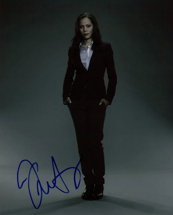 Victoria Cartagena autograph