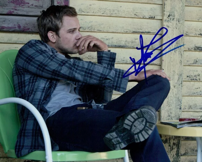 Max Thieriot autograph