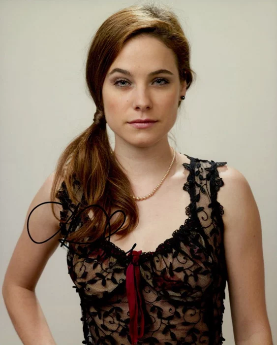Caroline Dhavernas autograph