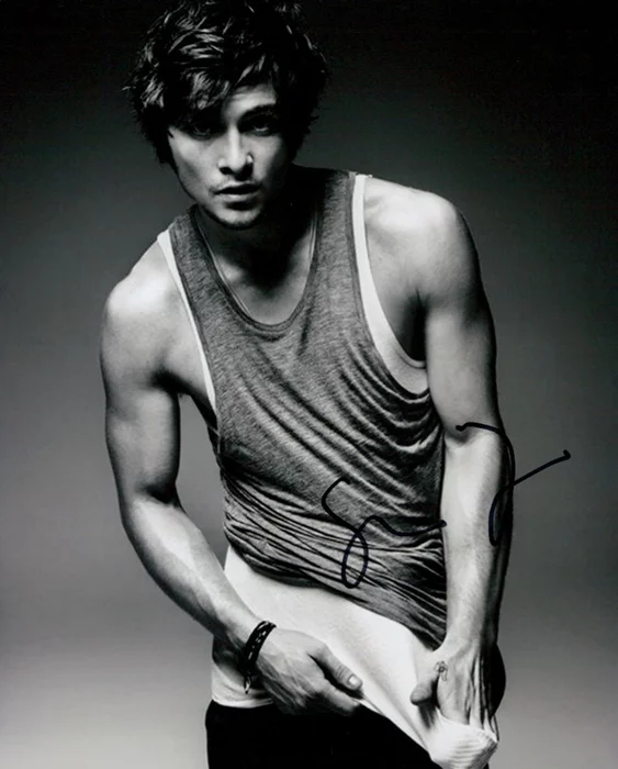 Shiloh Fernandez autograph
