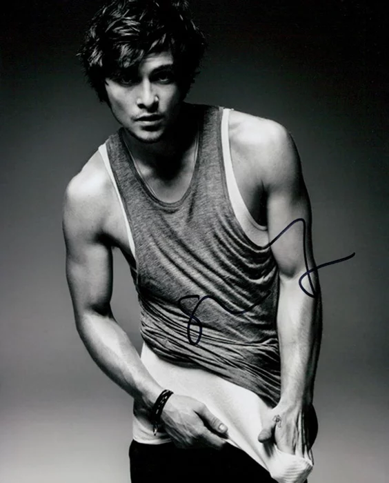 Shiloh Fernandez autograph