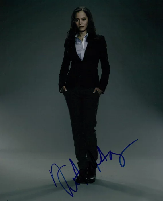 Victoria Cartagena autograph