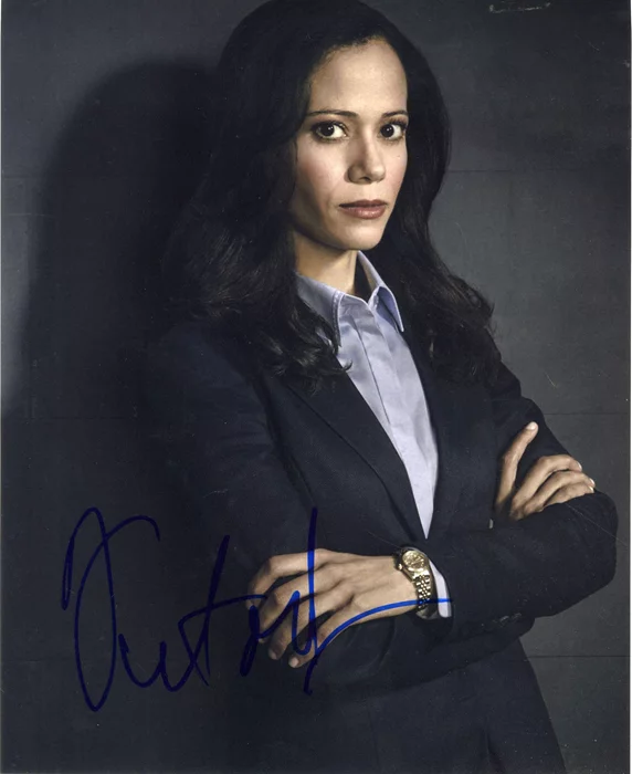 Victoria Cartagena autograph