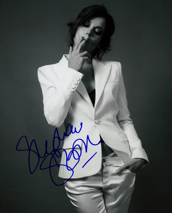 Stephanie Szostak autograph