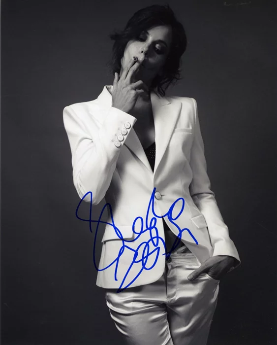 Stephanie Szostak autograph
