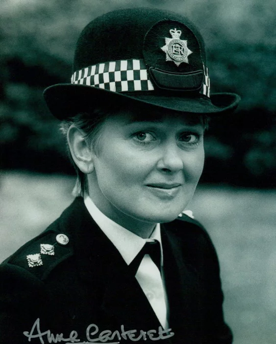 Anna Carteret autograph