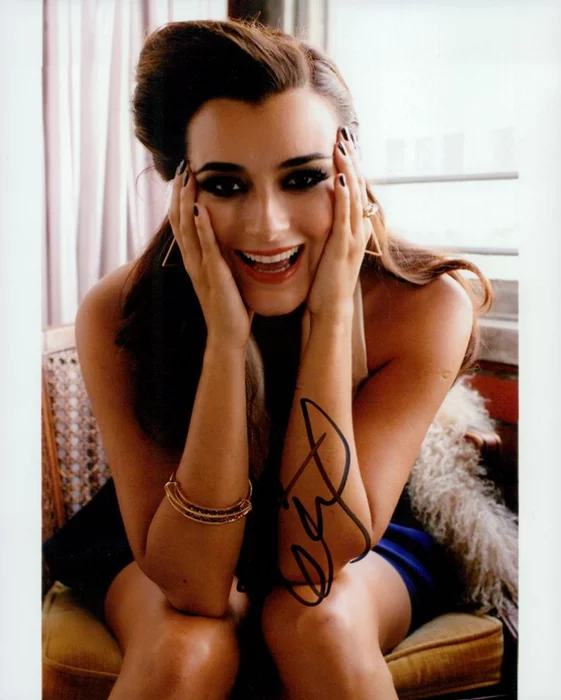Cote de Pablo autograph