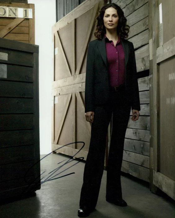Joanne Kelly autograph