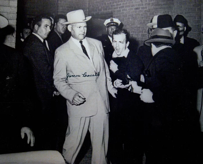 James Leavelle autograph