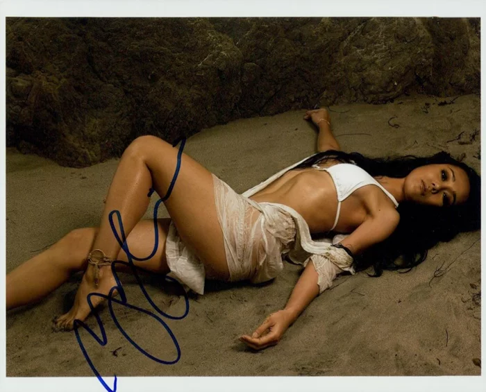 Yunjin Kim autograph