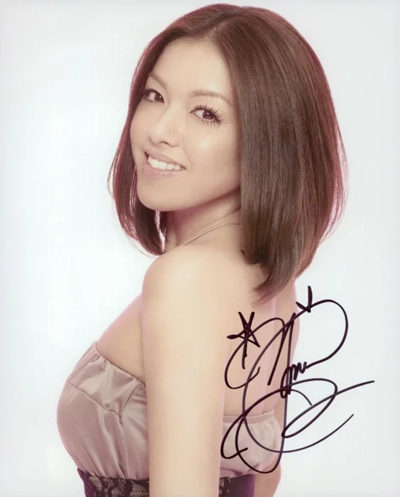 Yuna Ito autograph