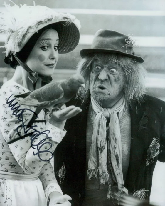 Una Stubbs autograph