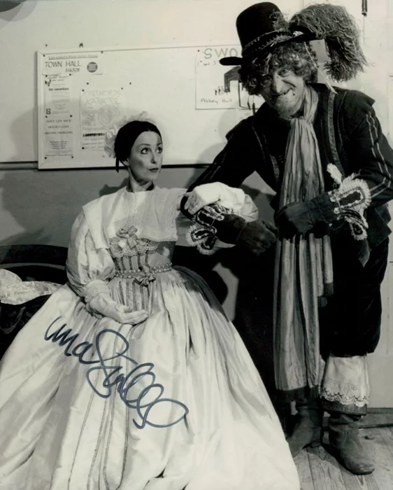 Una Stubbs autograph