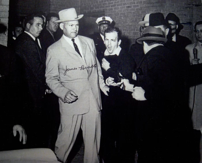 James Leavelle autograph