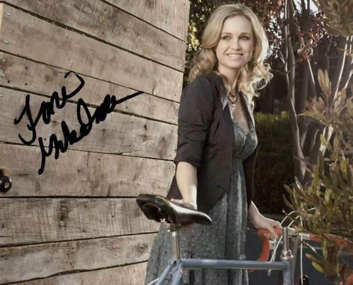 Fiona Gubelmann autograph