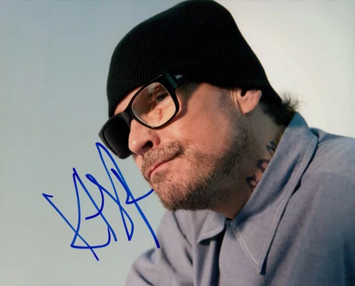 Kurt  Sutter autograph