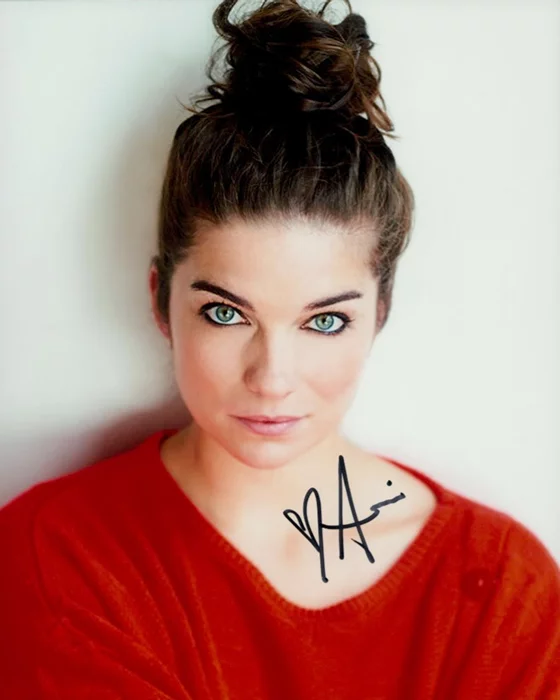 Annie Murphy autograph