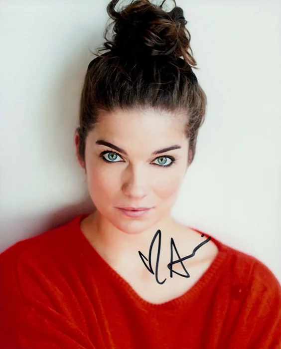 Annie Murphy autograph
