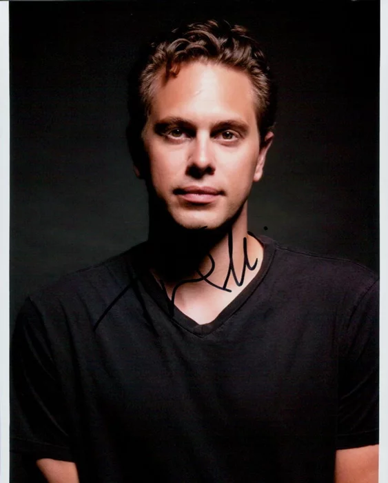 Thomas Sadoski autograph