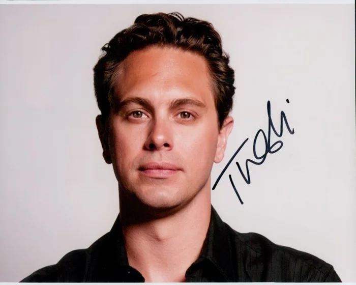 Thomas Sadoski autograph