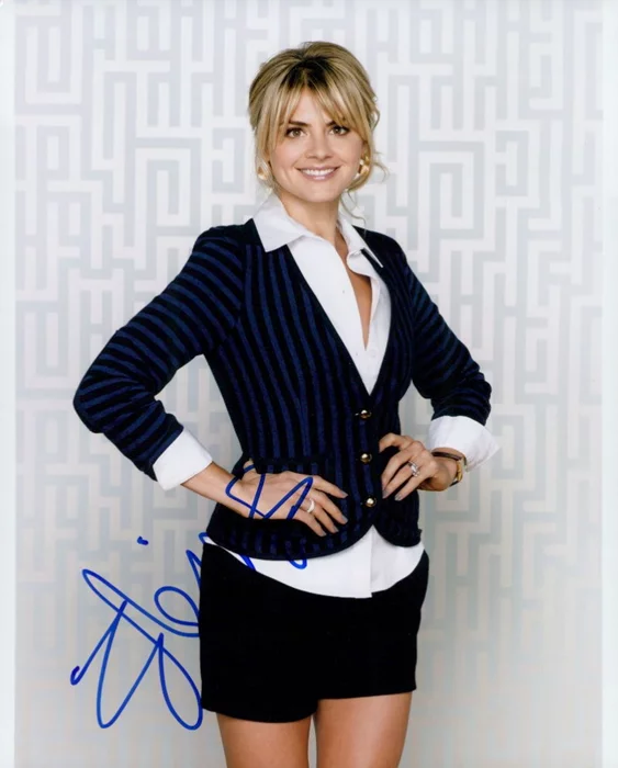 Eliza Coupe autograph