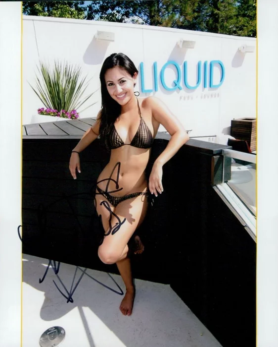 Francia Raisa autograph