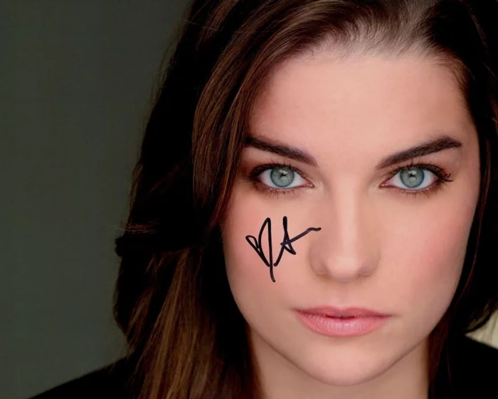 Annie Murphy autograph