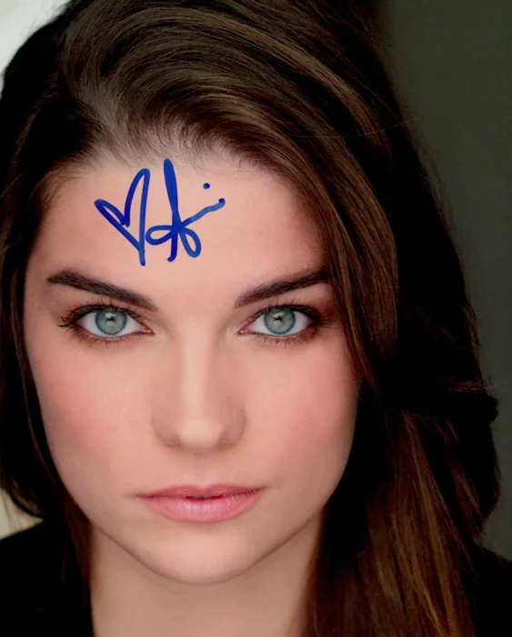 Annie Murphy autograph