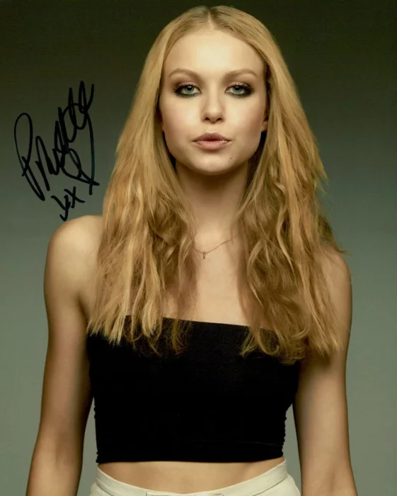 Penelope Mitchell autograph
