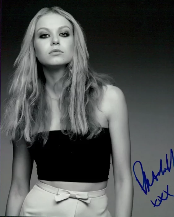 Penelope Mitchell autograph