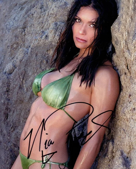 Nia Peeples autograph