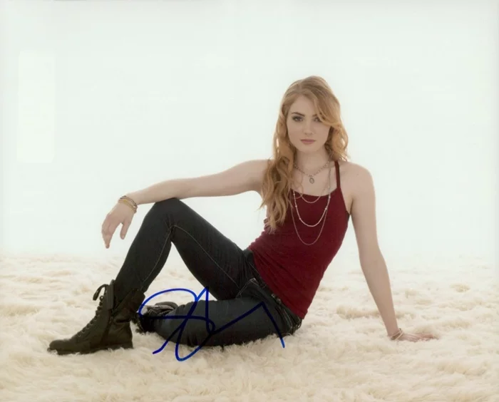 Skyler Samuels autograph